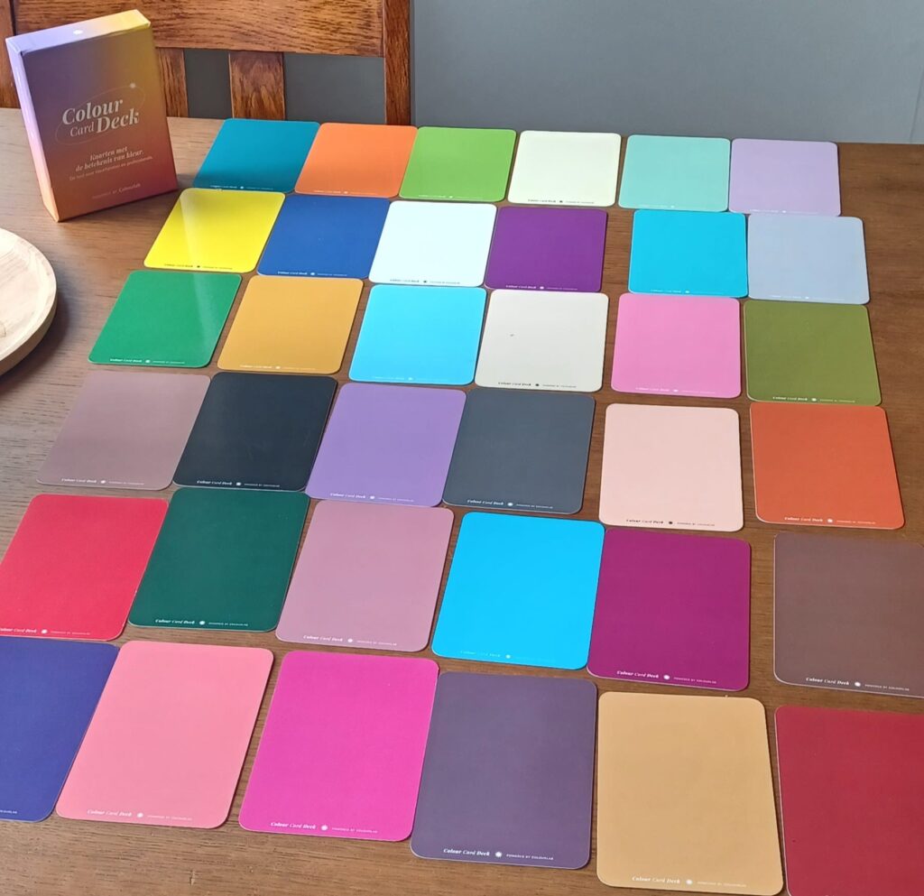 Kleurkaarten op tafel