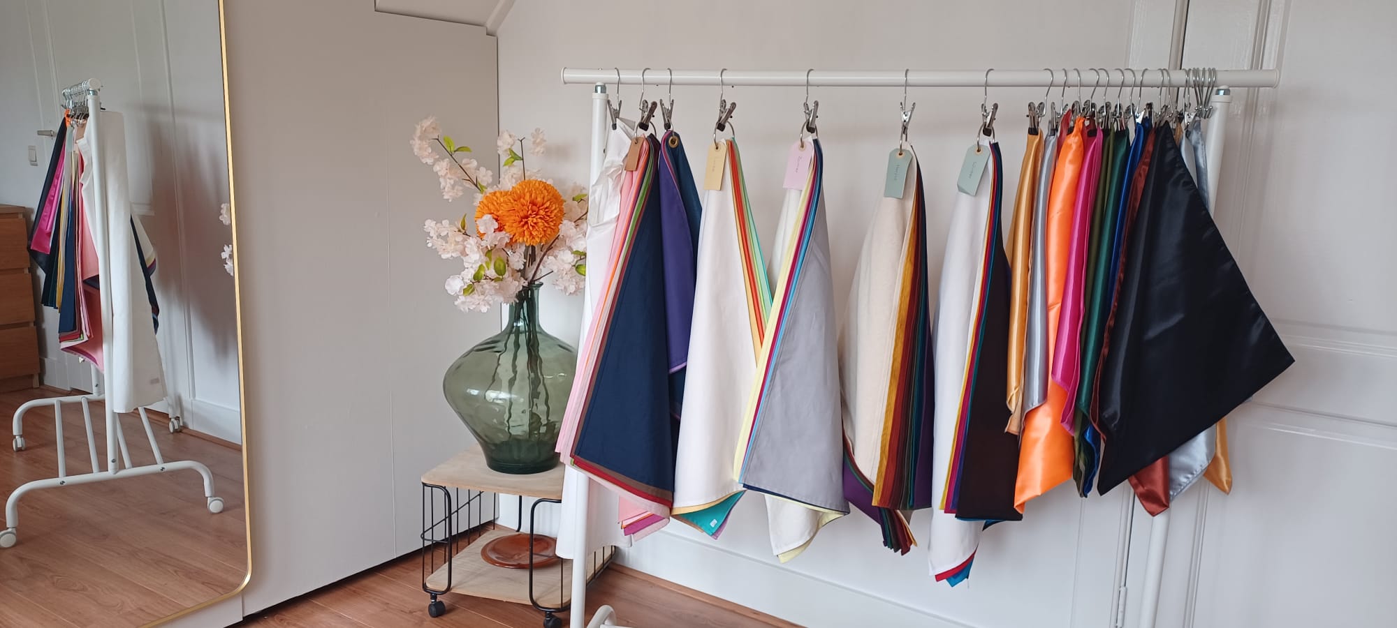 Rek met verschillende doeken voor kleur analyse