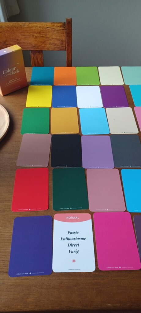 Kleurkaarten op tafel
